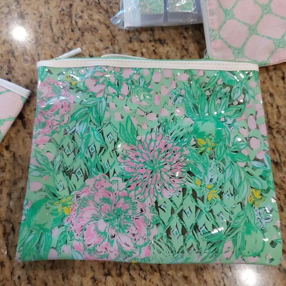 Lilly Pulitzer Water Resistant Vinyl Beach Day Pouch, Zipper Bag/Clips/Hugger